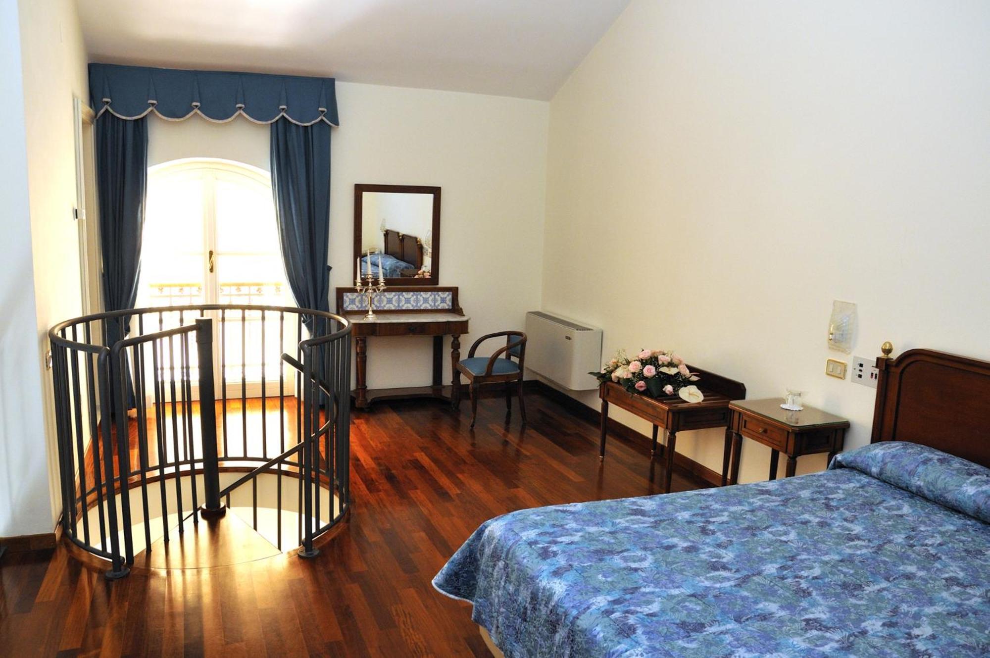 Suite - Split Level,1216348114:JPEG